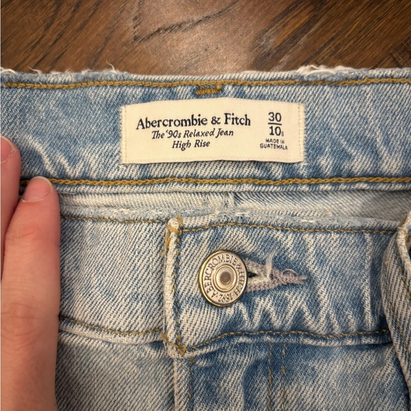 Abercrombie & Fitch the 90’s Relaxed Jean High Rise size 30/10s - Picture 2 of 3